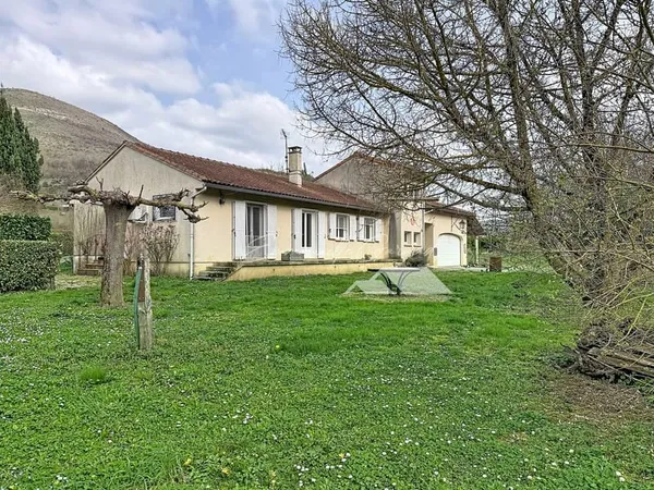 Maison familiale avec garage et grand jardin // Plain-pied