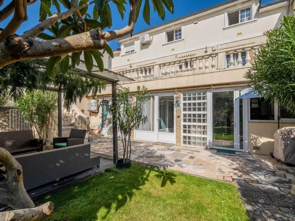 Belle maison avec beau jardin arboré au calme