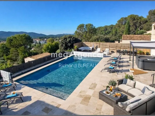 Propriété d'exception, piscine, revenus locatifs