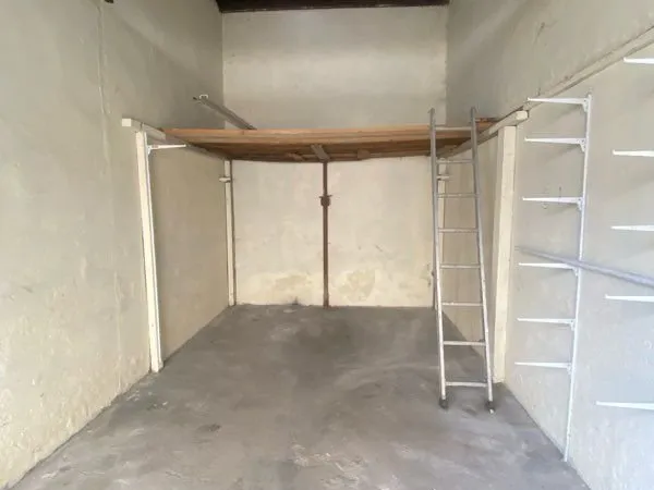 Grand garage