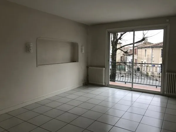 Maison de ville avec cour et place de parking (possibilité de conserver une partie professionnel et 