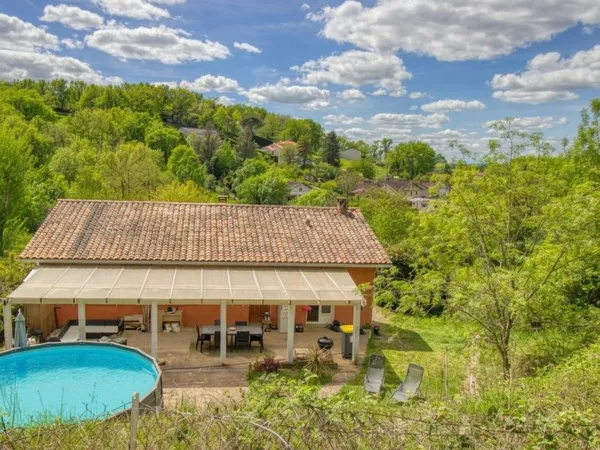 Maison de type traditionnelle sur sous-sol complet avec grand jardin et piscine hors sol au calme!