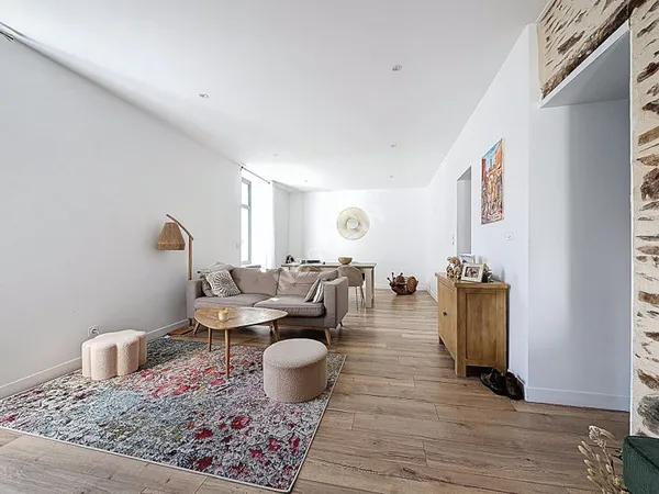 Maison de bourg entièrement rénovée d'environ 142 m2 avec un petit terrain d'environ 255 m2 sur la c