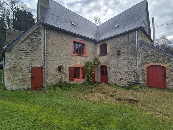 À VENDRE ANCIEN MOULIN RÉNOVÉ AVEC 5 HECTARES DE PRÉS SE