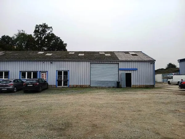 53 CHATEAU GONTIER, EN ZI, LOCAUX D'ACTIVITE 230 M2 A LOUER