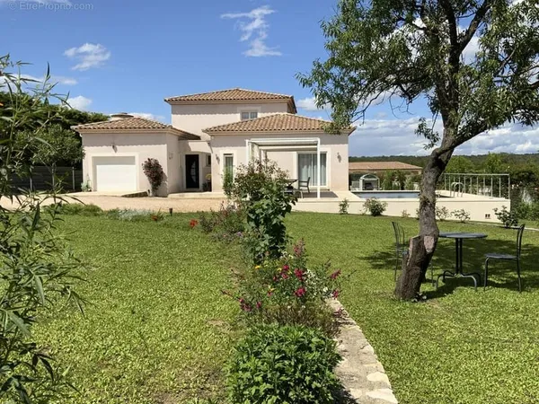 A 6 km d'Uzès, villa récente avec piscine.