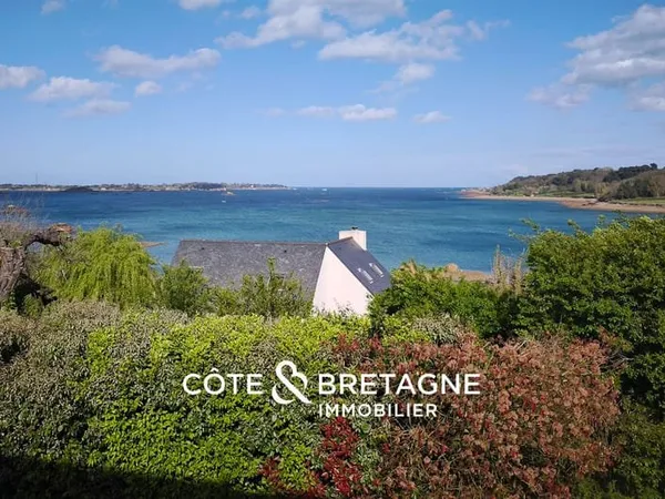 PROPRIÉTÉ AVEC PISCINE ET VUE IMPRENABLE SUR LA MER A PLOUBA