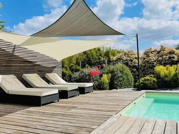 A COUERON Maison familiale 8 pièces avec piscine chauffée,