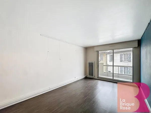 Appartement de type T2 situé au deuxième étage d'une résidence sécurisée avec ascenseur