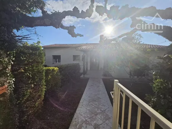 MAISON TYPE VI s/ TERRAIN CLOS AVEC PISCINE