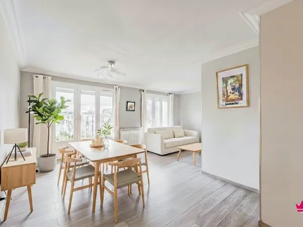 Appartement traversant rénové, 2 chambres, balcon et stationnement