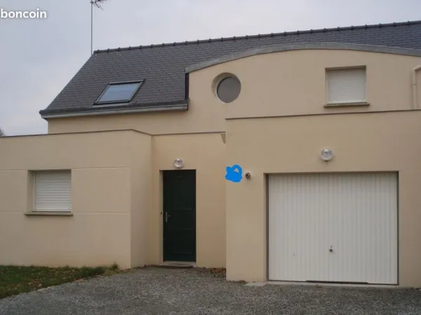 Loue Bourg de Bains sur Oust à 200 m des écoles - Maison T5 de 2009 - 98 m2 au sol ( 88 M2 Loi Carre