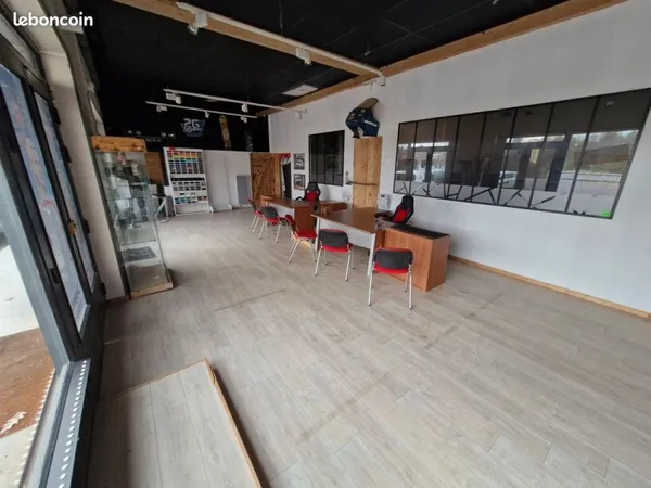 LOCAL INDUSTRIEL / COMMERCIAL 395 m² - EMPLACEMENT STRATÉGIQUE - DISPONIBLE IMMÉDIATEMENT