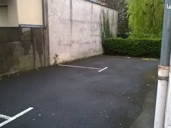 Grande place de parking (10 mètres de long) spéciale camion