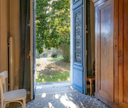 Maison de caractère au coeur de Salles - Charme et potentiel