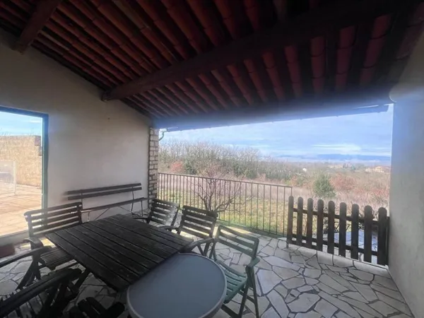 Maison de plain-pied avec piscine et terrain de plus d'1 hectare ,Secteur Barjac