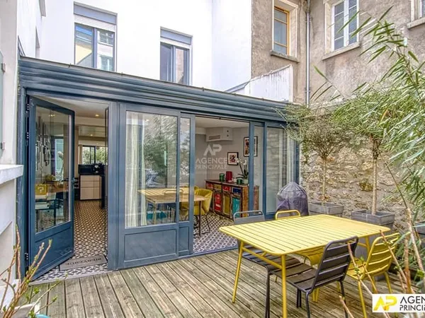 Versailles Rive-Droite Maison de ville en copropriété de 6 pièces 117.51² au sol avec cour et terras