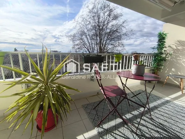 T4 lumineux avec de beaux volumes, balcon sud et garage.