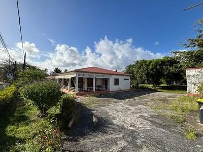BAIE-MAHAULT - SECTEUR CALVAIRE | BELLE OPPORTUNITÉ SUR GRAND TERRAIN