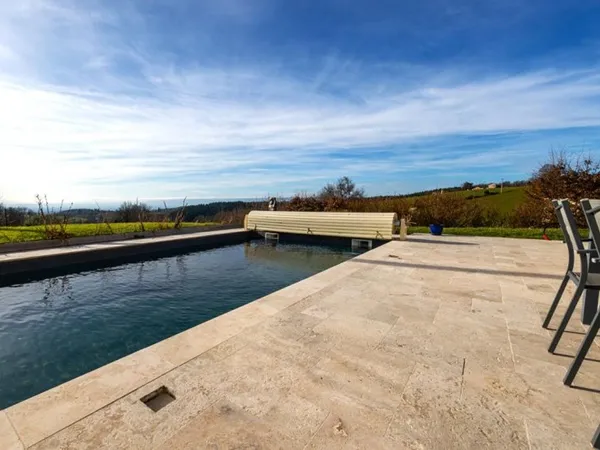 Villa contemporaine de 2022 avec sa piscine et une vue panoramique vallonée