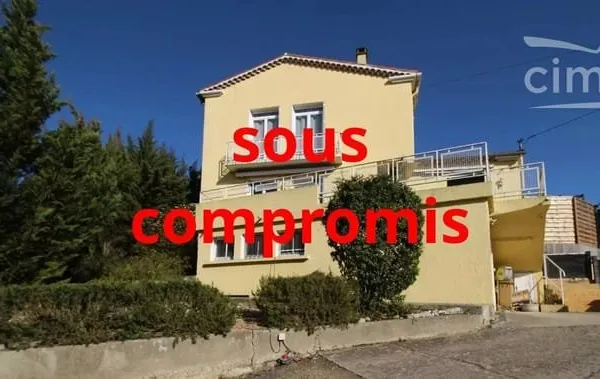 A vendre une villa avec jardin, terrasse, piscine et garage