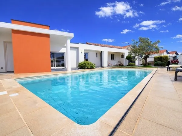 Maison de plain pied à vendre 5 pièces SAINT GEORGES DE DIDONNE (17) - Piscine - Garage
