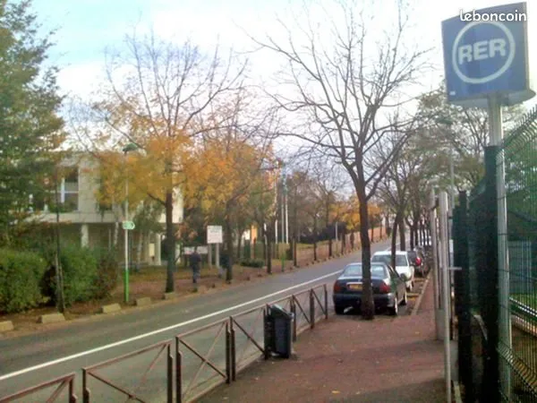 A coté de la gare RER de Noisiel, bureaux climatisés de 12 à 35m²