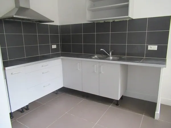 CENTRE VILLE CASTELNAUDARY APPARTEMENT EN REZ DE CHAUSSE TYP