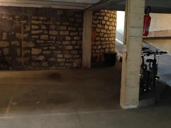 Place de parking sécurisée en sous-sol à Créteil (9,55 m²)