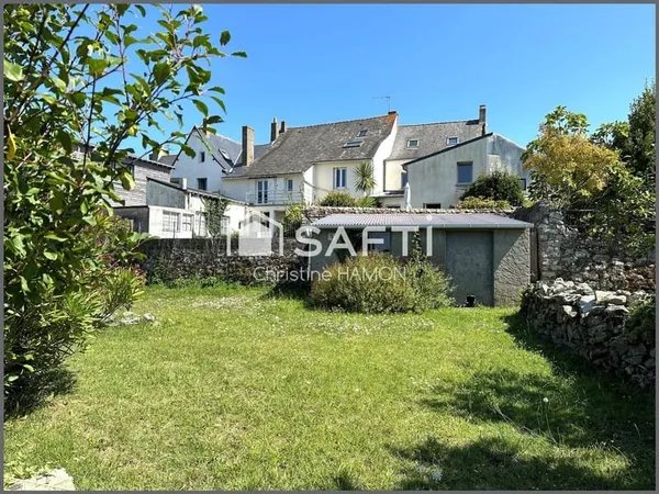 Maison avec combles, garage, jardin et annexes
