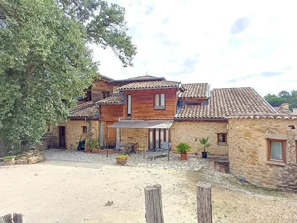 Domaine d'exception avec Mas et 3 Gîtes authentiques avec bas...