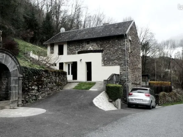 LISSEUIL-Maison de campagne bord de Sioule