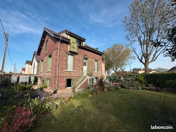 Pavillon 4 chambres avec sous-sol semi enterré
