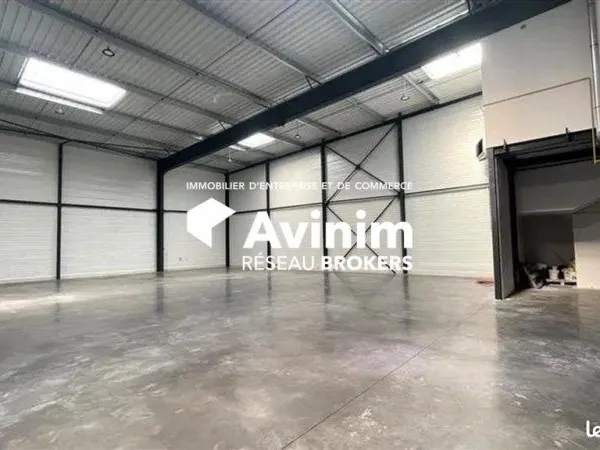 Local 475 m² Courtry