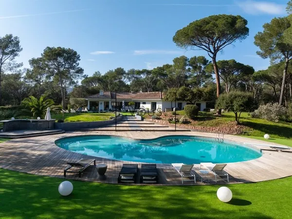 Retour à la vente - Villa [320m2) avec piscine - 5 chambres en suite - 2 hectares - 20 min des plage