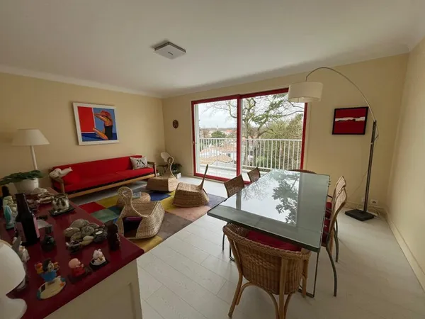 CHALLANS, dans un parc arboré , appartement coquet de 68m² avec garage