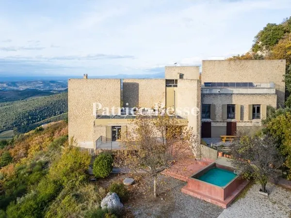 Dans le Vaucluse, au sommet d'une crête célèbre, un relais hertzien des années 1970 transformé en ha