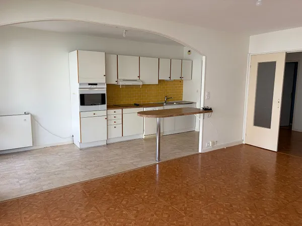 A louer - Appartement T4 avec balcon, cave et place de parking - Angers secteur Arboretum