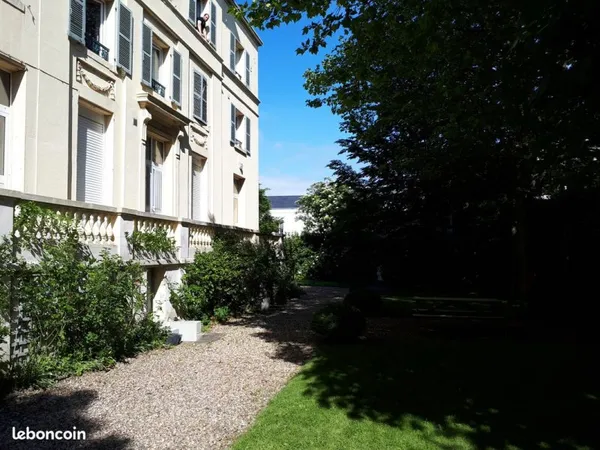 Chambre meublée dans bel immeuble avec jardin centre-ville