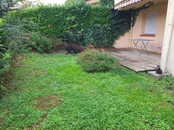 Grand appartement T3 avec jardin, terrasse et garage.