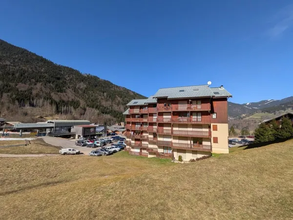 Studio cabine de 23m2 avec balcon exposé sud et casier à ski offrant une vue dégagée sur les alpages