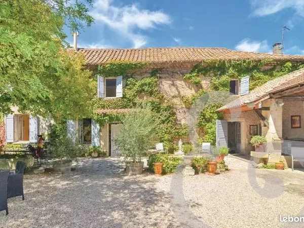 Mas provencal dans les Alpilles