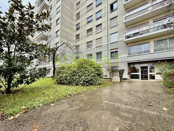 LYON 8ème, appartement T2 avec balcon + cave + jardin commun