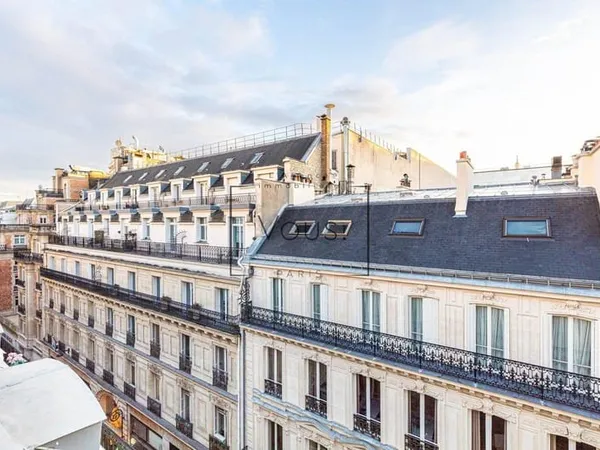 Cinq pièces sous les toits voisin des Champs-Elysées (Paris VIIIe)