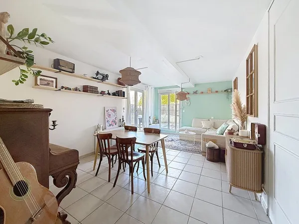 Appartement à Villieu, à deux pas des commerces et des écoles 67m², 2 chambres, terrasse de 57m², ga