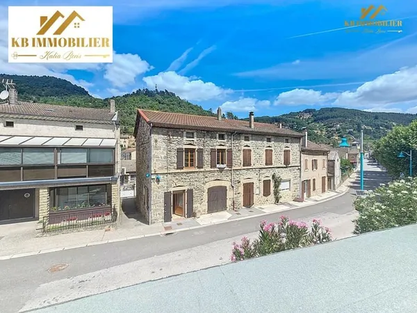 Maison avec garage, véranda, cave et terrain