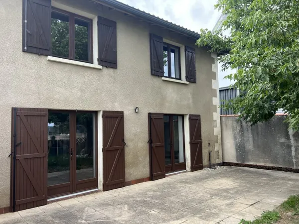 À louer maison 3 chambres et bureau