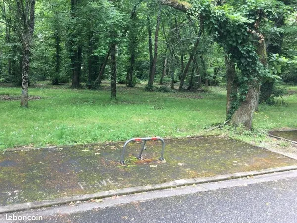 Place de Parking dans résidence privée sécurisée au bord des arbres (à l'ombre) et proche de l'entré