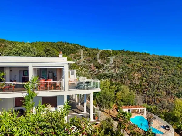 Élégance Contemporaine avec Vue Panoramique sur l'Esterel et la Mer