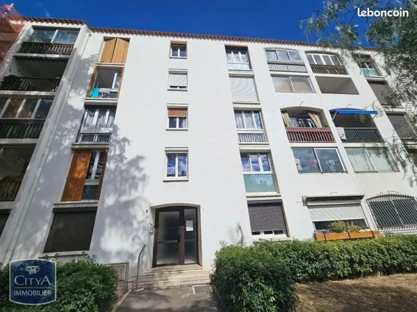 Chambre à louer pour étudiante proche de la Fac UPVD